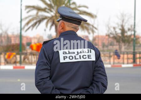 Marrakech, Maroc - 16 janvier 2018 : officier de la Sûreté nationale chargé de la circulation. Banque D'Images