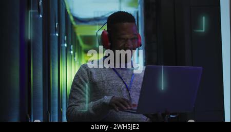 Image du texte nft sur un travailleur afro-américain dans la salle des serveurs Banque D'Images