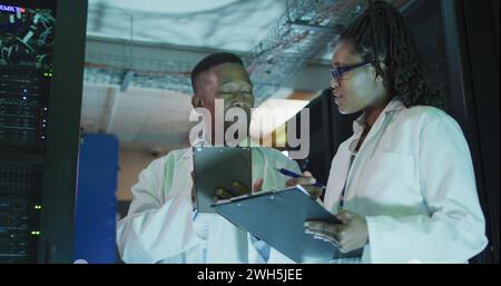 Image du texte nft sur les travailleurs afro-américains dans la salle des serveurs Banque D'Images