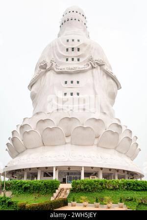 Plusieurs fenêtres ouvertes, fournissant une ventilation à l'énorme structure creuse au coucher du soleil. Les visiteurs peuvent aller à l'intérieur, via ascenseur, jusqu'à la tête, dans l'emblématique BU Banque D'Images