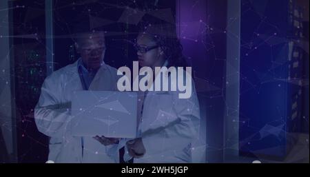 Image du texte nft sur les travailleurs afro-américains dans la salle des serveurs Banque D'Images