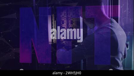 Image du texte nft sur un travailleur afro-américain dans la salle des serveurs Banque D'Images