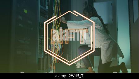 Image du texte nft sur une travailleuse afro-américaine dans la salle des serveurs Banque D'Images