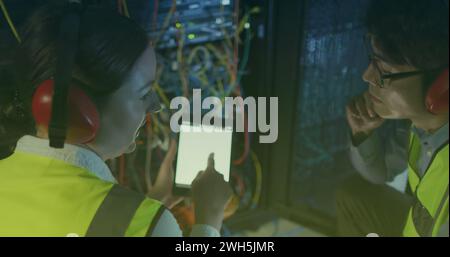 Image du texte nft sur divers employés dans la salle des serveurs Banque D'Images