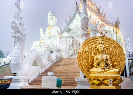 Illuminée au crépuscule, l'architecture est splendide avec le mélange de la statue chinoise Guan Yin, des escaliers de dragon, du Bouddha en marbre blanc et de l'architecture de style Thaj.B. Banque D'Images