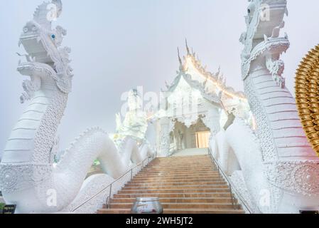 Illuminée au crépuscule, l'architecture est splendide avec le mélange de la statue chinoise Guan Yin, des escaliers de dragon, du Bouddha en marbre blanc et de l'architecture de style Thaj.B. Banque D'Images