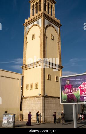 Maroc, Casablanca le 2023-10-06. Reportage immersif avec un groupe de jeunes skateurs dans la métropole de Casablanca, documentant le yout urbain Banque D'Images