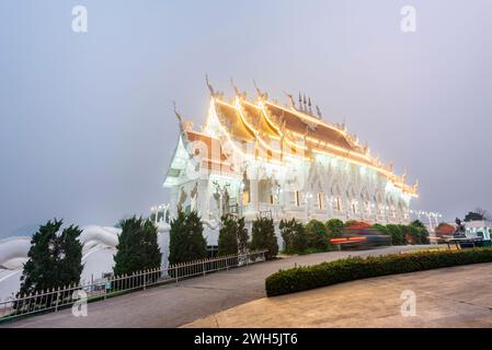 Illuminée au crépuscule, l'architecture est splendide avec le mélange de la statue chinoise Guan Yin, des escaliers de dragon, du Bouddha en marbre blanc et de l'architecture de style Thaj.B. Banque D'Images