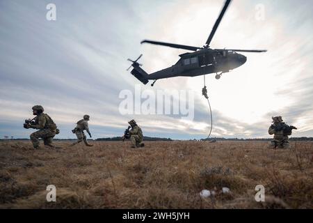 Little Falls, Minnesota, États-Unis. 29 janvier 2024. Les techniciens de l'US Navy chargés de l'élimination des explosifs (EOD) affectés au Groupe d'élimination des explosifs (EODGRU) 2 mènent une formation sur les techniques de suspension par corde d'hélicoptère (HRST) dans un hélicoptère UH-60 Black Hawk avec le 2e bataillon de la Garde nationale du Minnesota, 147e régiment d'aviation dans le cadre de l'exercice 24-1. SNOWCRABEX est un exercice annuel conçu pour tester et évaluer les capacités et l'équipement de l'US Navy EOD et des Navy divers dans un environnement arctique simulé et améliorer l'efficacité du combat. Navy EOD et Navy divers font partie de la Navy Banque D'Images