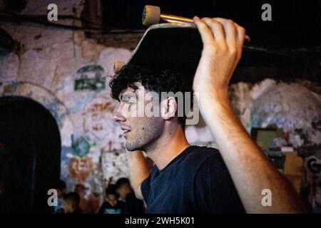 Maroc, Casablanca le 2023-10-21. Reportage immersif avec un groupe de jeunes skateurs dans la métropole de Casablanca, documentant le yout urbain Banque D'Images