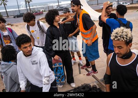 Maroc, Casablanca le 2023-10-29. Reportage immersif sur un groupe de jeunes skateurs de la métropole de Casablanca, documentant la jeunesse urbaine Banque D'Images