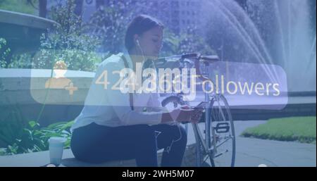 Image du texte et des numéros des abonnés sur la bulle de parole bleue sur la femme à l'aide d'un smartphone Banque D'Images