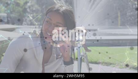 Image de texte 5g avec réseau de connexions et de spots sur la femme à l'aide d'un smartphone dans la ville Banque D'Images