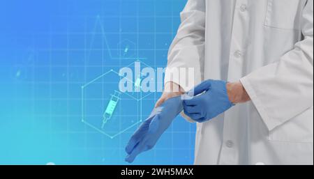 Image d'icônes médicales et d'un médecin caucasien portant des gants médicaux sur fond bleu Banque D'Images