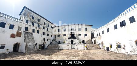 Une vue panoramique du château d'Elmina, Ghana, Afrique contre un ciel bleu Banque D'Images