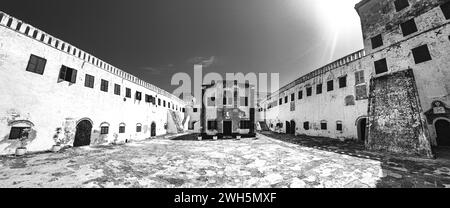 Une vue panoramique du château d'Elmina, Ghana, Afrique, en noir et blanc Banque D'Images