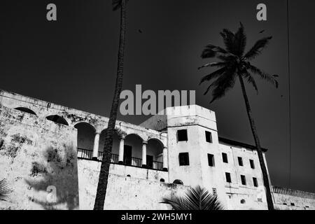 Une vue panoramique du château d'Elmina, Ghana, Afrique, en noir et blanc Banque D'Images