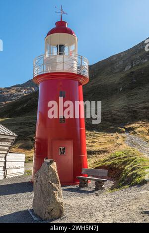 Phare au sommet du col de l'Oberalp, un col de montagne entre les cantons de Graubuenden et d'Uri en Suisse Banque D'Images