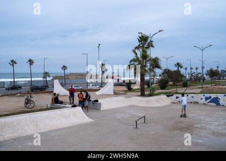 Maroc, Casablanca le 2023-10-29. Reportage immersif sur un groupe de jeunes skateurs de la métropole de Casablanca, documentant la jeunesse urbaine Banque D'Images