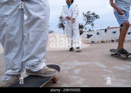 Maroc, Casablanca le 2023-10-29. Reportage immersif sur un groupe de jeunes skateurs de la métropole de Casablanca, documentant la jeunesse urbaine Banque D'Images