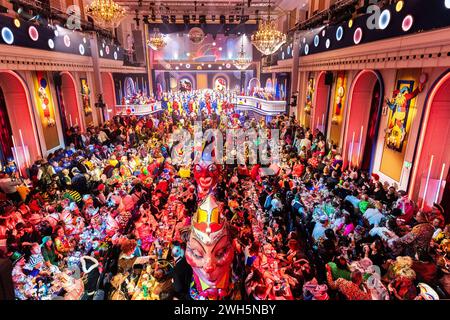 Mainz, Allemagne. 07 février 2024. Schwellköppe quitte la salle pendant la répétition générale pour la séance de carnaval 'Mainz bleibt Mainz, wie es singt und lacht'. Cette année, l’événement traditionnel sera diffusé par ZDF. Crédit : Lando Hass/dpa/Alamy Live News Banque D'Images