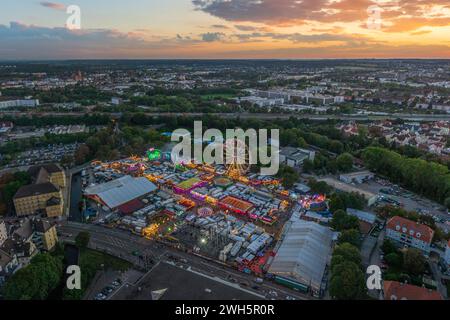 Vue sur le Plärrer, la plus grande foire funiculaire de Souabe, à la lumière du soir Banque D'Images