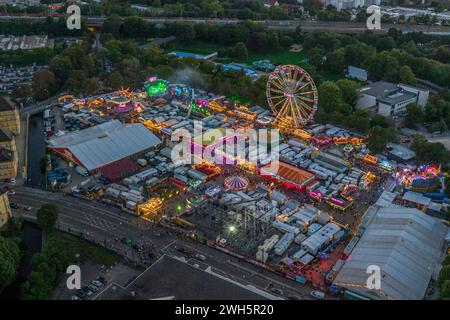 Vue sur le Plärrer, la plus grande foire funiculaire de Souabe, à la lumière du soir Banque D'Images