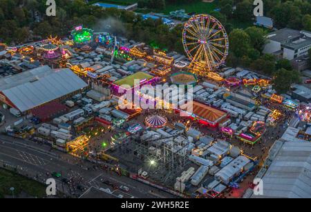 Vue sur le Plärrer, la plus grande foire funiculaire de Souabe, à la lumière du soir Banque D'Images