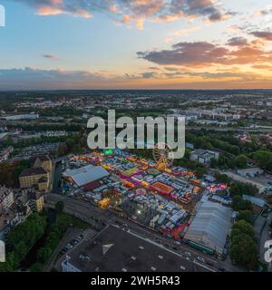 Vue sur le Plärrer, la plus grande foire funiculaire de Souabe, à la lumière du soir Banque D'Images