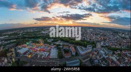 Vue sur le Plärrer, la plus grande foire funiculaire de Souabe, à la lumière du soir Banque D'Images