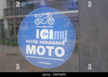 Bordeaux , France - 02 07 2024 : logo de signe d'assurance moto xenassur et texte marque sur la façade des motos du bureau de l'agence Banque D'Images