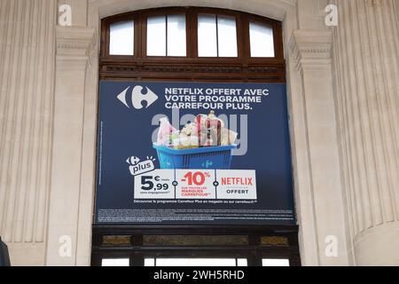 Bordeaux , France - 02 07 2024 : publicité carrefour avec offre texte de marque netflix et logo sur panneau de ville pour supermarché Banque D'Images