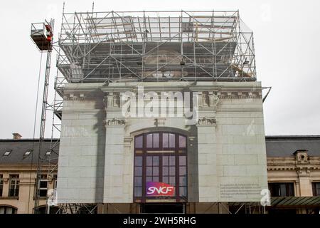 Bordeaux , France - 02 07 2024 : SNCF gare façade façade bâche sous construction logo marque et signe texte sur mur de gare Société nationale de FR Banque D'Images