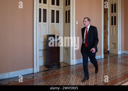 Washington, États-Unis. 07 février 2024. Le sénateur américain John Barrasso (républicain du Wyoming) quitte le déjeuner républicain au Capitole à Washington, DC, USA le mercredi 7 février 2024. Photo Annabelle Gordon/CNP/ABACAPRESS.COM crédit : Abaca Press/Alamy Live News Banque D'Images