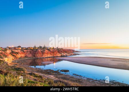 Vue spectaculaire sur l'embouchure de la rivière Onkaparinga à South Port pendant le coucher du soleil, Port Noarlunga, Australie méridionale Banque D'Images