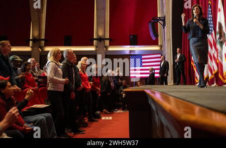 Los Angeles, Californie, États-Unis. 7 février 2024. La candidate républicaine à la présidence, l'ancienne ambassadrice des Nations Unies Nikki Haley, s'adresse à ses partisans lors d'un événement de campagne au Hollywood American Legion Post le 7 février 2024. (Crédit image : © Jill Connelly/ZUMA Press Wire) USAGE ÉDITORIAL SEULEMENT! Non destiné à UN USAGE commercial ! Banque D'Images