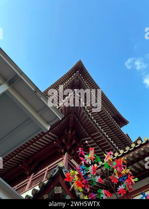 Singapour, 2024. Chinatown, le temple de relique des dents de Bouddha sur South Bridge Road à Chinatown avec quelques décorations en préparation du nouvel an chinois Banque D'Images