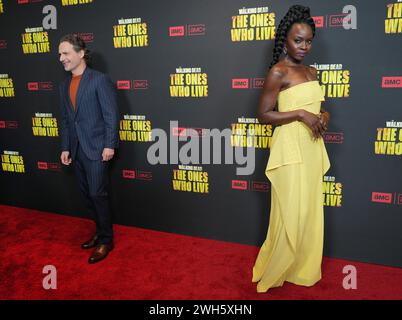 Los Angeles, États-Unis. 07 février 2024. (G-d) Andrew Lincoln et Danai Gurira à The WALKING DEAD : THE ONES WHO LIVE Premiere au Linwood Dunn Theater à Los Angeles, CA le mercredi 7 février 2024. (Photo de Sthanlee B. Mirador/Sipa USA) crédit : Sipa USA/Alamy Live News Banque D'Images