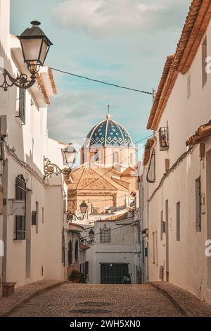 Une charmante rue ornée de bâtiments blancs à Altea, en Espagne Banque D'Images