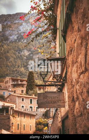 Une lampe antique gracieusement suspendue à un mur de briques dans la ville de Valldemossa à Majorque Banque D'Images