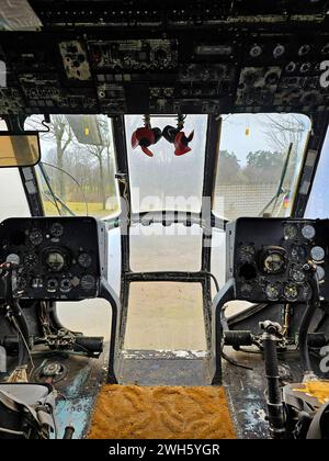 Asbach-Sickenberg Themenfoto : Deutschland, Geschichte, Historie, Grenzmuseum Schifflersgrund, Bad Sooden-Allendorf, 07.02.2024 Innenaufnahme aus dem Cockpit eines historischen Kampfhubschrauber Mil Mi-8 der russichschen Armee im Grenzmuseum Schifflersgrund Themenfoto : Deutschland, Geschichte, Historie, Grenzmuseum Schifflersgrund, Bad Sooden-Allendorf, 07.02.2024 *** Asbach Sickenberg thème photo Allemagne, histoire, histoire, Border Museum Schifflersgrund, Bad Sooden Allendorf, 07 02 2024 vue intérieure depuis le cockpit d'un hélicoptère de combat historique Mil Mi 8 de l'armée russe dans la frontière M Banque D'Images