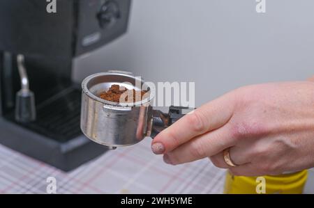 café moulu dans une cafetière porte-filtre Banque D'Images