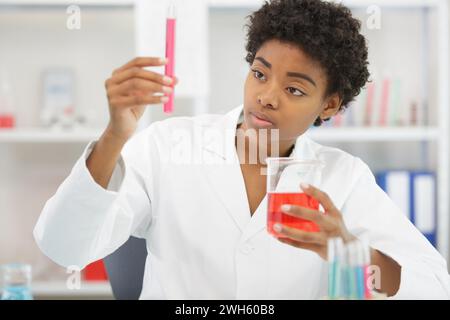 une travailleuse vérifie les mesures de sucre Banque D'Images