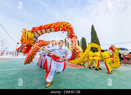 Suqian, Chine. 08th Feb, 2024. Deux équipes de danse du dragon se produisent pour les villageois pour accueillir le nouvel an lunaire sur la place du village Zhongtong à Suqian, dans la province du Jiangsu, en Chine, le 7 février 2024. (Photo de Costfoto/NurPhoto) crédit : NurPhoto SRL/Alamy Live News Banque D'Images