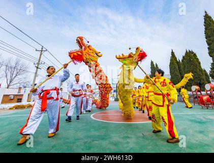 Suqian, Chine. 08th Feb, 2024. Deux équipes de danse du dragon se produisent pour les villageois pour accueillir le nouvel an lunaire sur la place du village Zhongtong à Suqian, dans la province du Jiangsu, en Chine, le 7 février 2024. (Photo de Costfoto/NurPhoto) crédit : NurPhoto SRL/Alamy Live News Banque D'Images