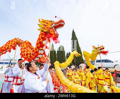 Suqian, Chine. 08th Feb, 2024. Deux équipes de danse du dragon se produisent pour les villageois pour accueillir le nouvel an lunaire sur la place du village Zhongtong à Suqian, dans la province du Jiangsu, en Chine, le 7 février 2024. (Photo de Costfoto/NurPhoto) crédit : NurPhoto SRL/Alamy Live News Banque D'Images