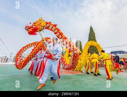 Suqian, Chine. 08th Feb, 2024. Deux équipes de danse du dragon se produisent pour les villageois pour accueillir le nouvel an lunaire sur la place du village Zhongtong à Suqian, dans la province du Jiangsu, en Chine, le 7 février 2024. (Photo de Costfoto/NurPhoto) crédit : NurPhoto SRL/Alamy Live News Banque D'Images