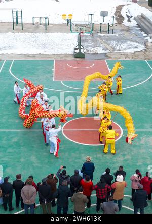 Suqian, Chine. 08th Feb, 2024. Deux équipes de danse du dragon se produisent pour les villageois pour accueillir le nouvel an lunaire sur la place du village Zhongtong à Suqian, dans la province du Jiangsu, en Chine, le 7 février 2024. (Photo de Costfoto/NurPhoto) crédit : NurPhoto SRL/Alamy Live News Banque D'Images