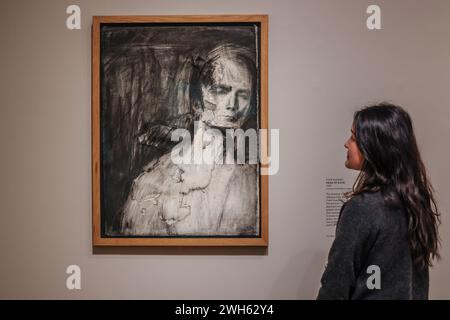 Londres, Royaume-Uni. 8 février 2024. Head of E.O.W.1960 L'exposition au Courtauld est la première fois qu'un groupe aussi important de têtes de charbon de bois d'après-guerre est réuni, tirées de collections publiques et privées, y compris des œuvres qui ont rarement été exposées auparavant. 9 février - 27 mai 2024. Crédit : Paul Quezada-Neiman/Alamy Live News Banque D'Images