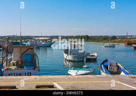 Bateaux au repos dans le port de Portopalo Banque D'Images